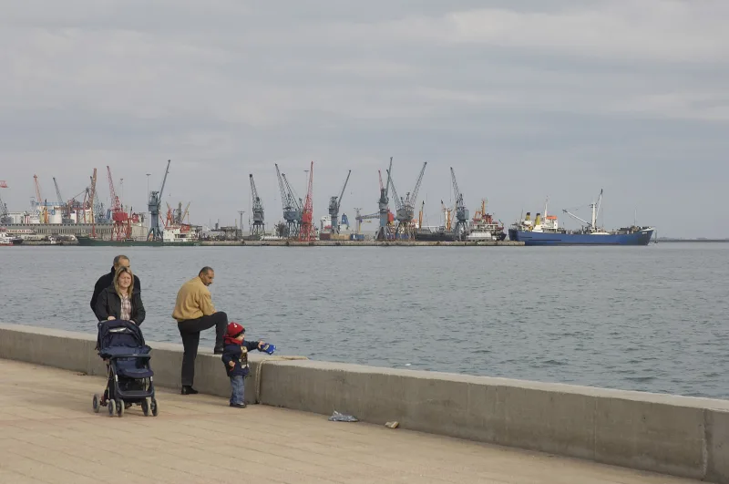 Atatiurko parkas (Mersinas) – pakrantės alėja su paminklu prie jūros