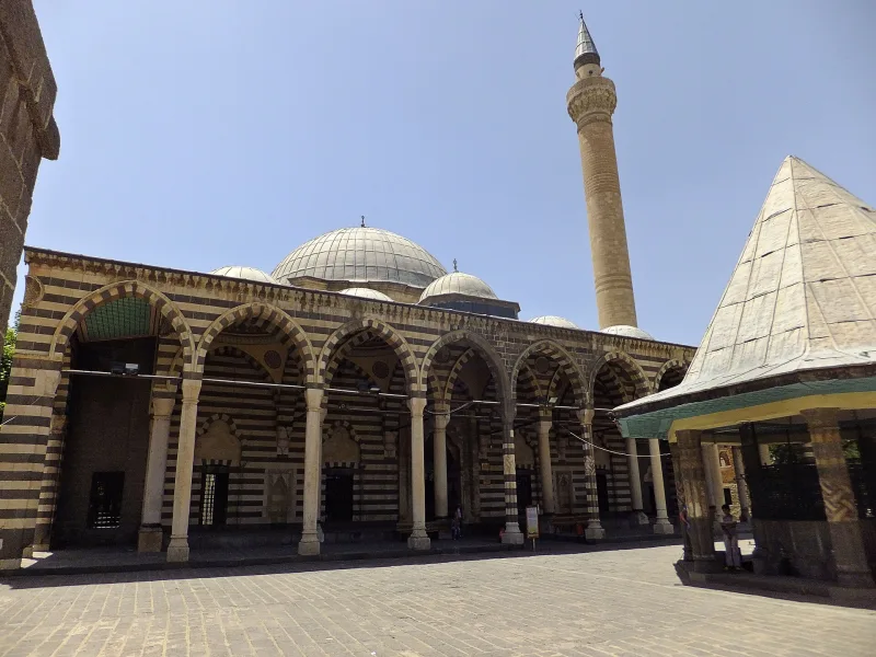 مسجد بهرام باشا في ديار بكر — تحفة معمارية لسينان تعود إلى القرن السادس عشر
