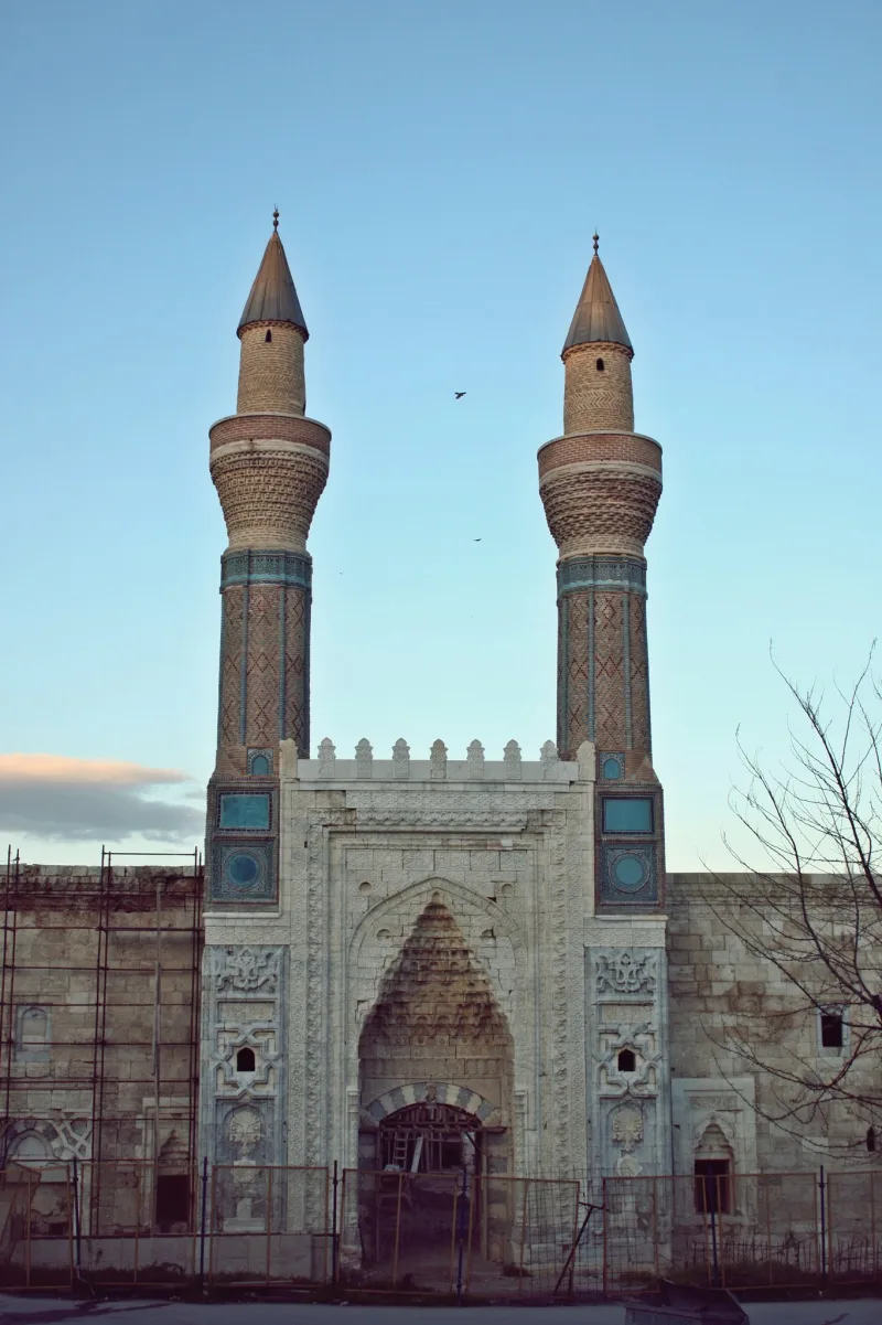 A Gök medrese Sivasban – a szeldzsukok „Mennyei medrese”