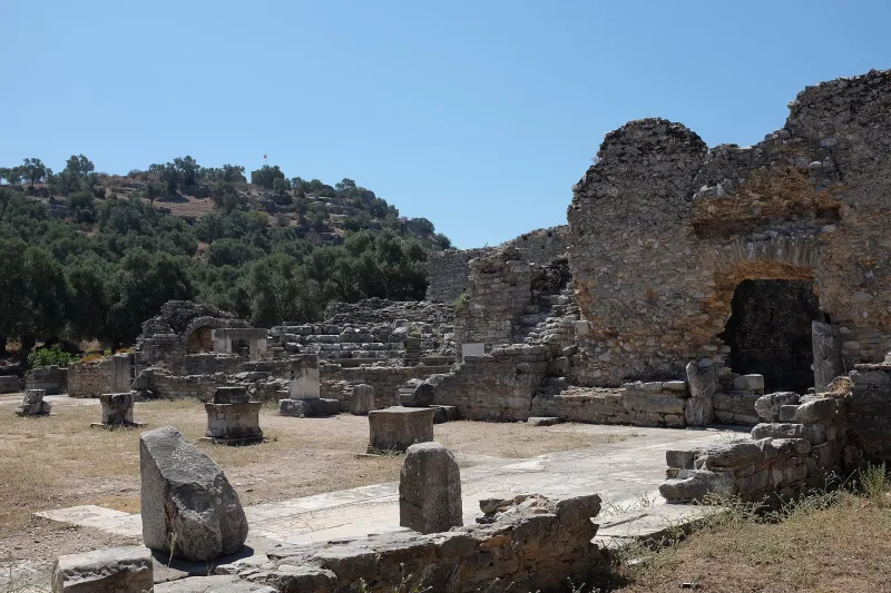 ياسوس (Iasos) — ميناء كاري ومرمر وردي عند خليج غولوك