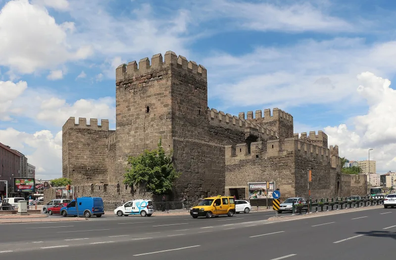 قلعة قيصري (Kayseri Kalesi) — حصن من البازلت