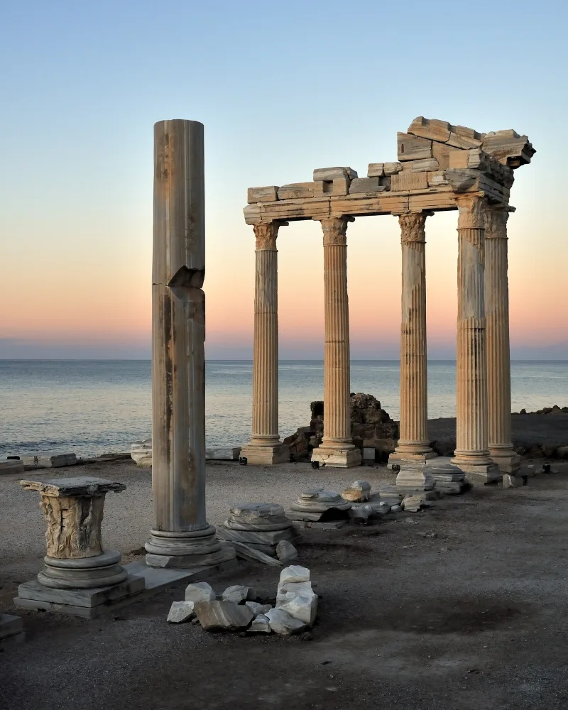 De tempel van Apollo in Side — zonsondergang bij de Korinthische zuilen