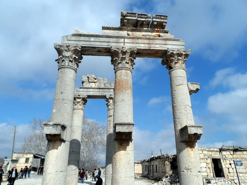 Uzuncaburç (Diokaisareia) — Zeva Olbas templis Mersinā