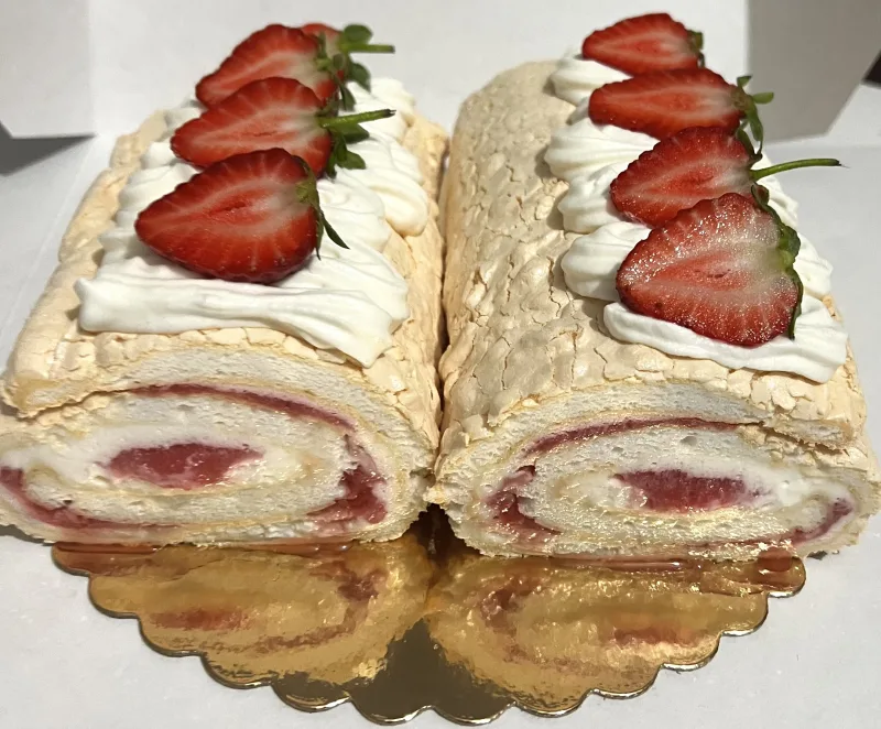 Меренговый рулет клубничный 