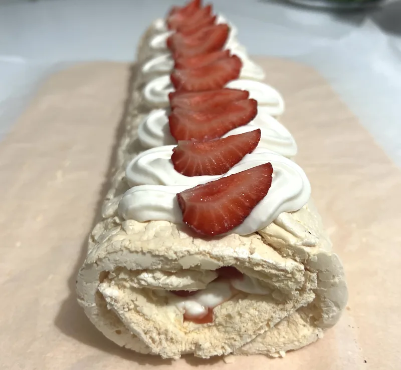 Меренговый рулет клубничный 