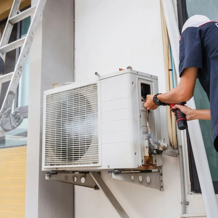 Installeren van drainagesystemen en repareren van lekkages van airconditioners