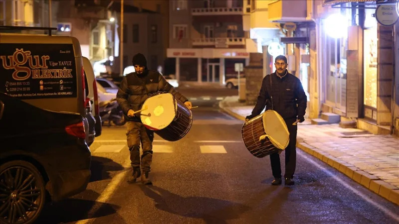 قارعو طبول رمضان يبدأون نوبة سحورهم الرمضانية