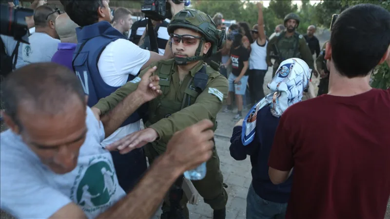 Izraelští vojáci a židovští osadníci provedli na Západním břehu souběžné útoky