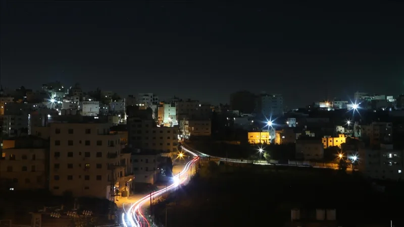 De Israëli’s die Palestijns grondgebied hebben bezet, hebben in de bezette Westelijke Jordaanoever drie Palestijnen verwond