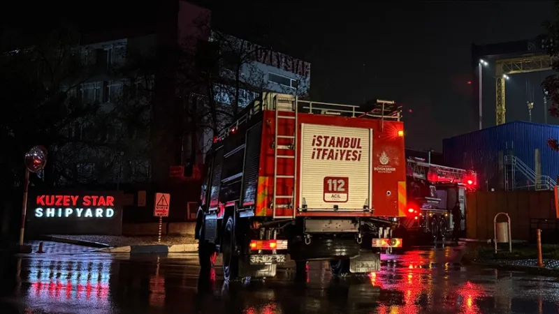 In Tuzla wird ein Brand auf einem Frachtschiff bekämpft