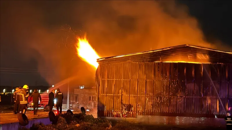 Er wordt ingegrepen bij een brand in een papierfabriek in Osmaniye