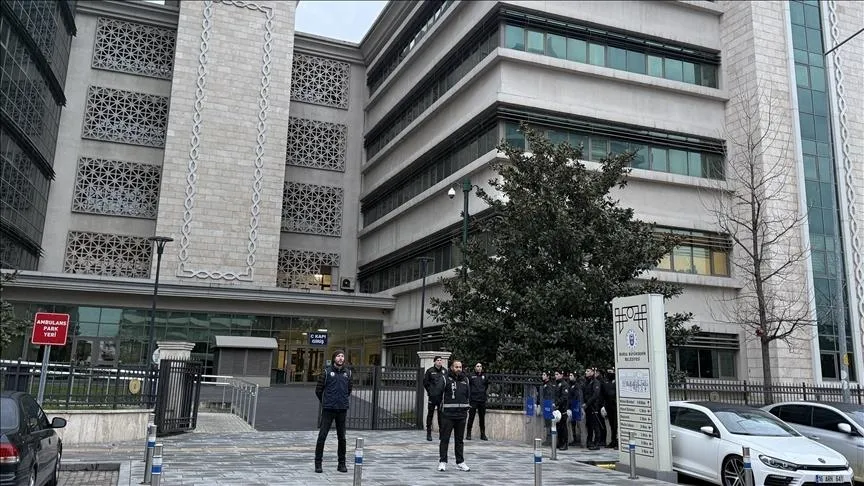 De burgemeester van Bursa, Mustafa Bozbey, en 56 verdachten zijn naar de rechtbank gebracht