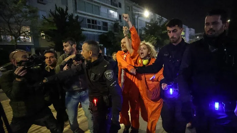 In Tel Aviv, de hoofdstad van Israël, werden anti-oorlogsdemonstranten met hardhandig optreden van de politie uiteengedreven