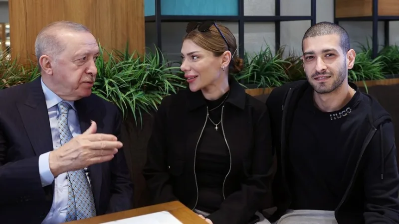 President Erdoğan heeft in een café in Beyoğlu een praatje gemaakt met burgers