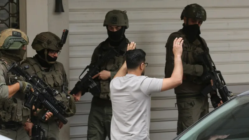 أصيب 4 فلسطينيين واعتقل شخصان في هجمات شنها الجيش الإسرائيلي على الضفة الغربية
