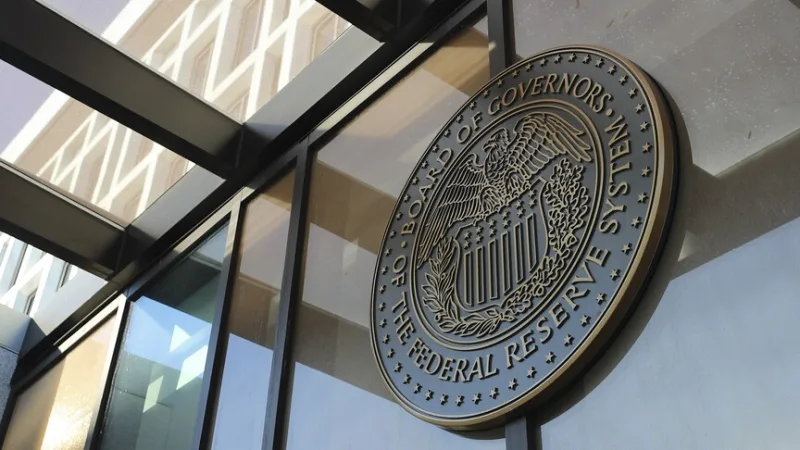 Fed ataskaitoje išryškėjo susirūpinimas dėl geopolitinių rizikų ir naftos kainų šoko, keliančių grėsmę finansiniam stabilumui