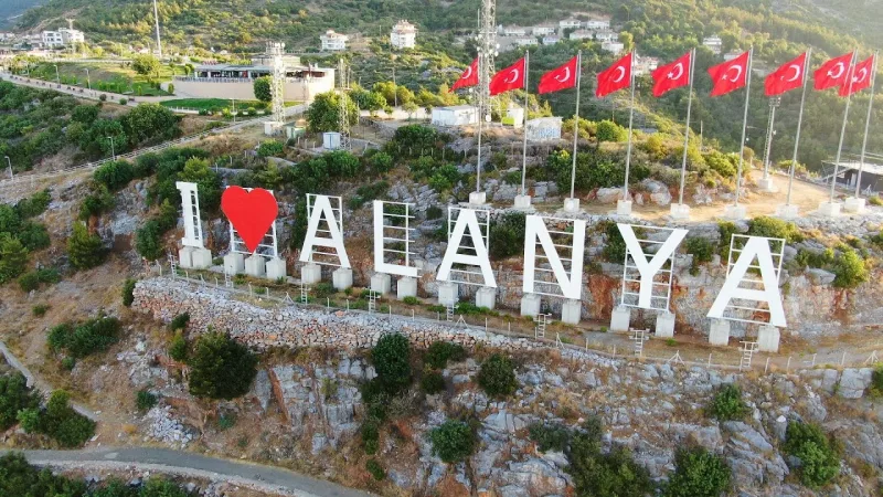 A inscrição «I Love Alanya» — o melhor miradouro e local para tirar fotos em Alanya